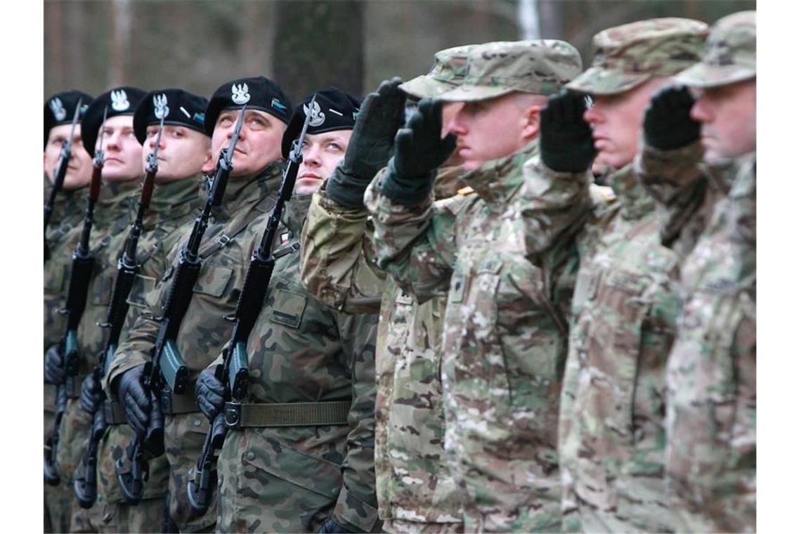 Warschau verteidigt US-Truppenverlegung nach Osten US-amerikanische (r.) und polnische Soldaten während einer offiziellen Wilkommens-Zeremonie. Foto: Czarek Sokolowski/AP/Archiv