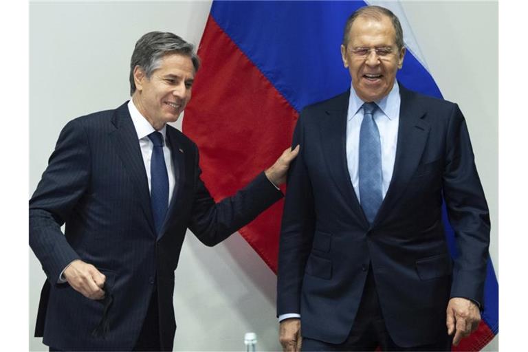 US-Außenminister Antony Blinken (l) begrüßt den russischen Außenminister Sergej Lawrow bei ihrer Ankunft zu einem Treffen am Rande des Gipfels des Arktischen Rates. Foto: Saul Loeb/Pool AFP via AP/dpa