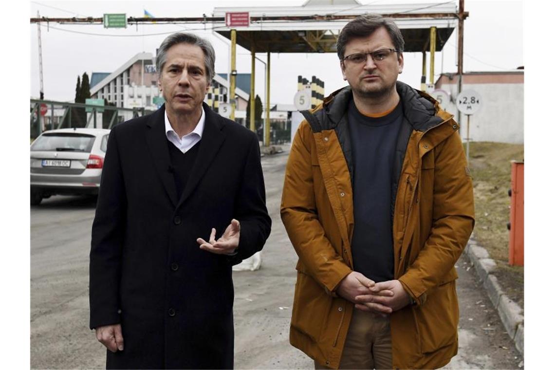 Blinken: Polen zeigt Großzügigkeit und Führungsstärke US-Außenminister Antony Blinken (l) traf in Polen auch den ukrainischen Außenminister Dmytro Kuleba. Foto: Olivier Douliery/Pool AFP/AP/dpa