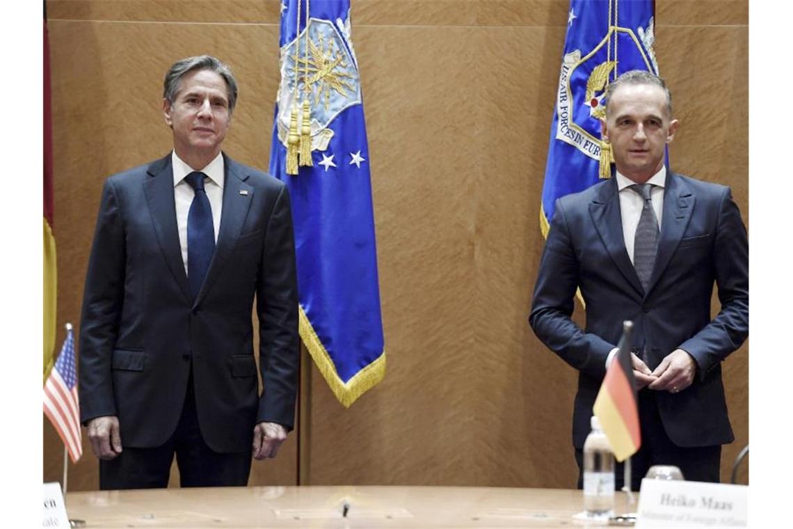 US-Außenminister Antony Blinken (l.) trifft seinen deutschen Amtskollegen Heiko Maas auf dem US-Luftwaffenstützpunkt Ramstein. Foto: Olivier Douliery/Pool AFP/AP/dpa