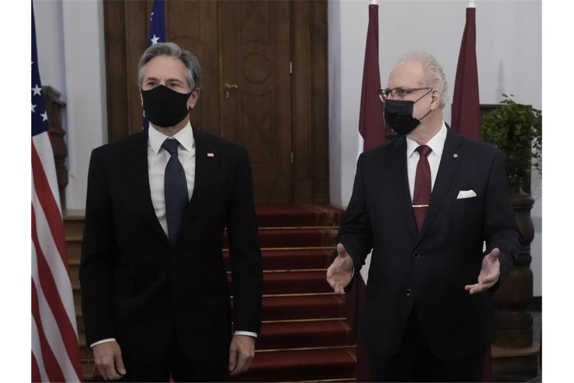 Nato geht wegen russischer Truppenbewegungen in Krisenmodus US-Außenminister Antony Blinken (l) und der lettische Präsident Egils Levits beim Nato-Treffen in Riga. Foto: Ints Kalnins/Pool Reuters via AP/dpa