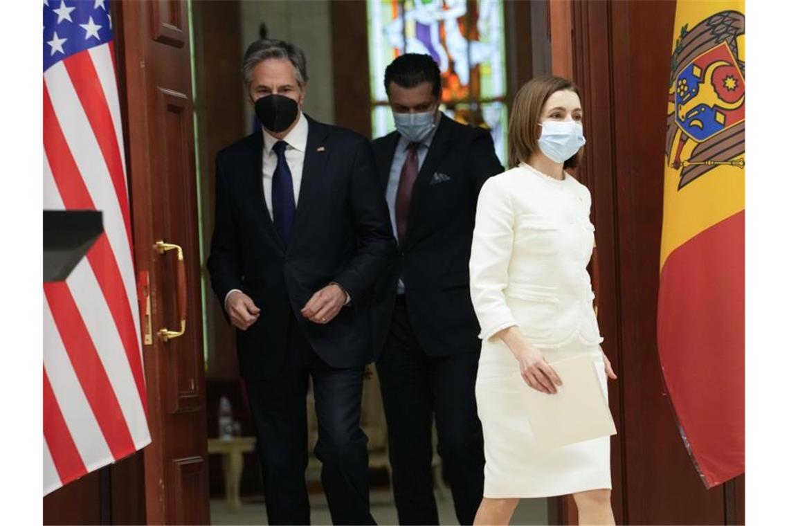 US-Außenminister Blinken in Moldau US-Außenminister Antony Blinken mit Maia Sandu, der Präsidentin der Republik Moldau. Blinken berät sich mit der Regierung Moldaus über dessen Anlaufpunkt für ukrainische Flüchtende. Foto: Sergei Grits/AP/dpa