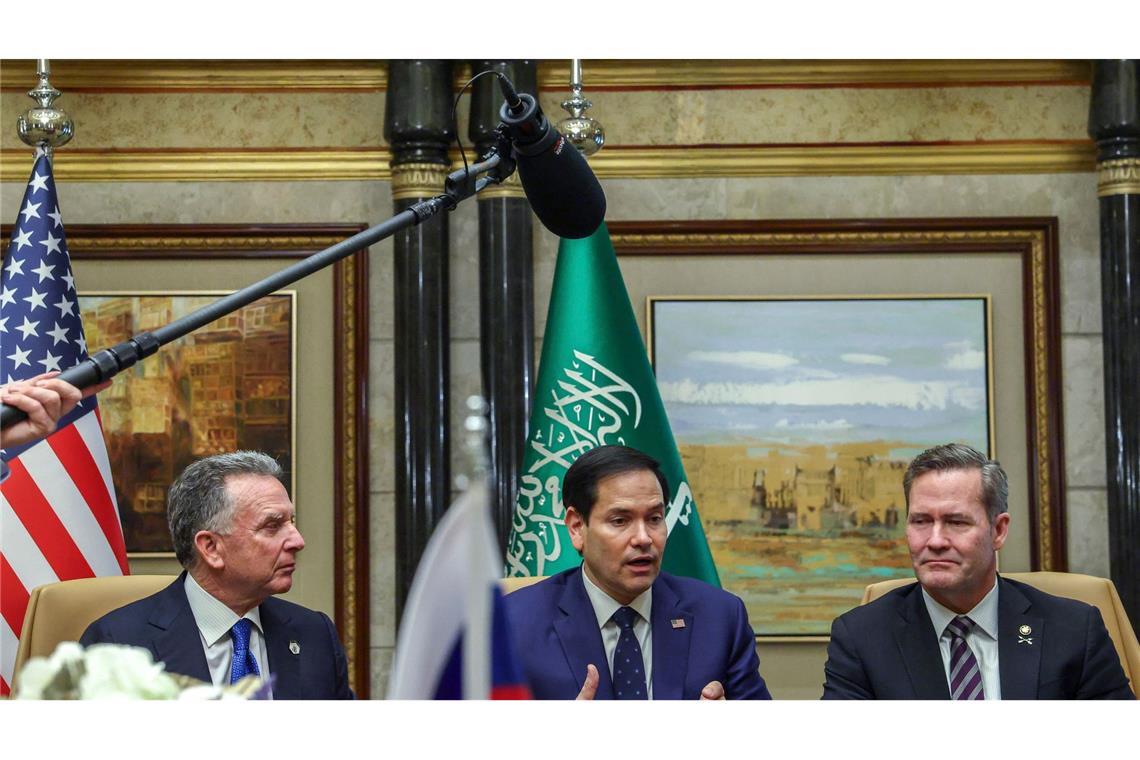 USA holen Russland aus der Isolation - Rubio trifft Lawrow US-Außenminister Marco Rubio (M), der nationale Sicherheitsberater Mike Waltz (r) und der US-Nahostbeauftragte Steve Witkoff in Riad.