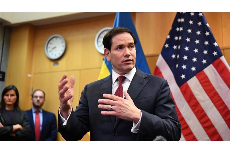 US-Außenminister Marco Rubio spricht mit Journalisten im Rahmen von Konsultationen über einen US-Friedensplan in der US-Vertretung in Genf. (Archivbild)