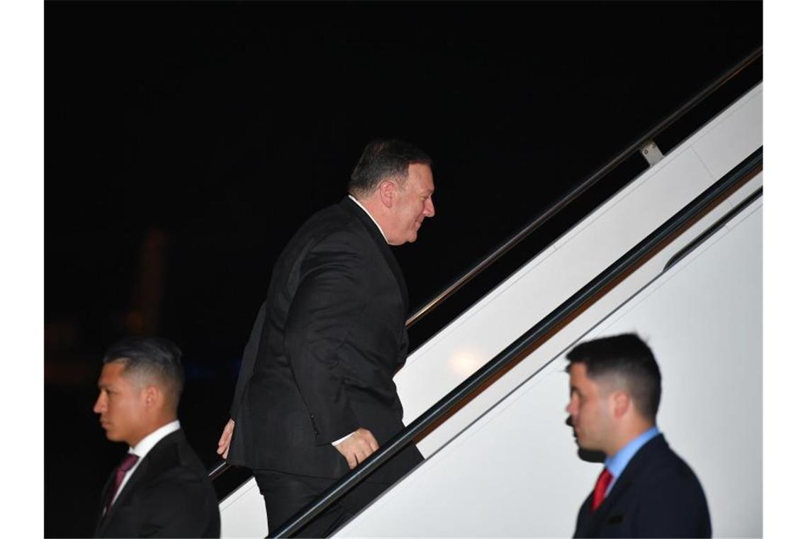 Trump greift zu noch härteren Sanktionen gegen den Iran US-Außenminister Mike Pompeo besteigt an der Andrews Air Force Base ein Flugzeug, um nach Saudi-Arabien zu fliegen. Foto: Mandel Ngan, AFP/AP