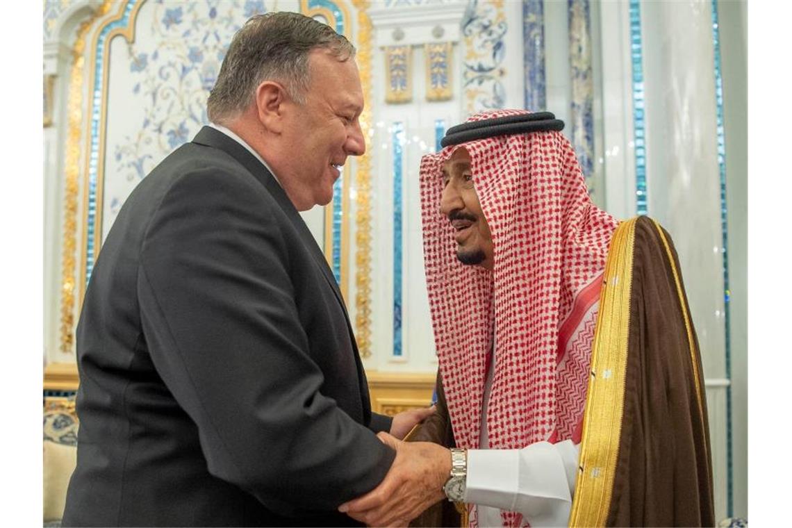 USA wollen Anti-Iran-Bündnis schmieden US-Außenminister Mike Pompeo wird von König Salman bin Abdelasis al-Saud in Dschidda empfangen. Foto: Saudi Press Agency