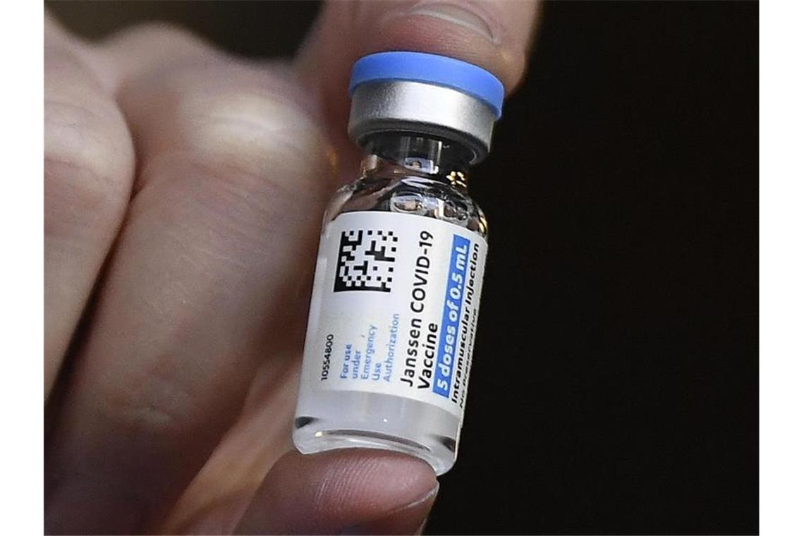 Corona-Impfstoff: Johnson & Johnson verschiebt Europa-Start US-Behörden haben eine vorübergehende Aussetzung der Impfungen mit dem Wirkstoff von Johnson & Johnson empfohlen. Foto: Jessica Hill/FR125654 AP/dpa