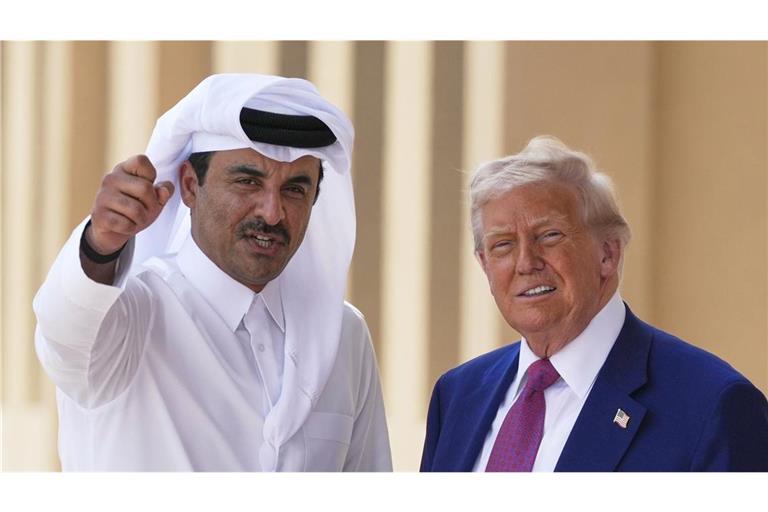 US-Besuch im Jahr 2025 in Katar: der Emir von Katar, Scheich Tamim bin Hamad Al Thani, empfing Präsident Donald Trump auf dem Luftwaffenstützpunkt Al Udeid.