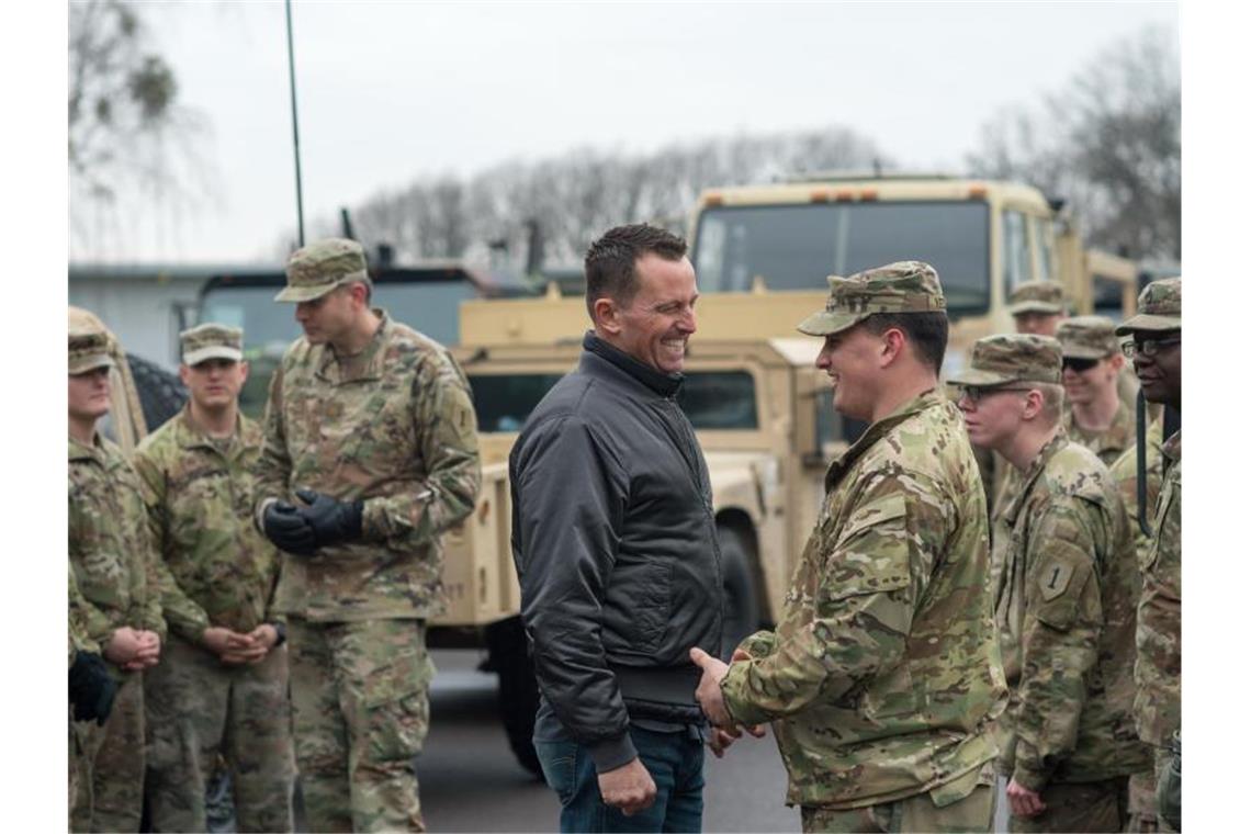 US-Botschafter Richard Grenell (M) spricht in der Clausewitz-Kaserne in Burg in Sachsen-Anhalt mit Soldaten der US-Armee. Foto: Klaus-Dietmar Gabbert