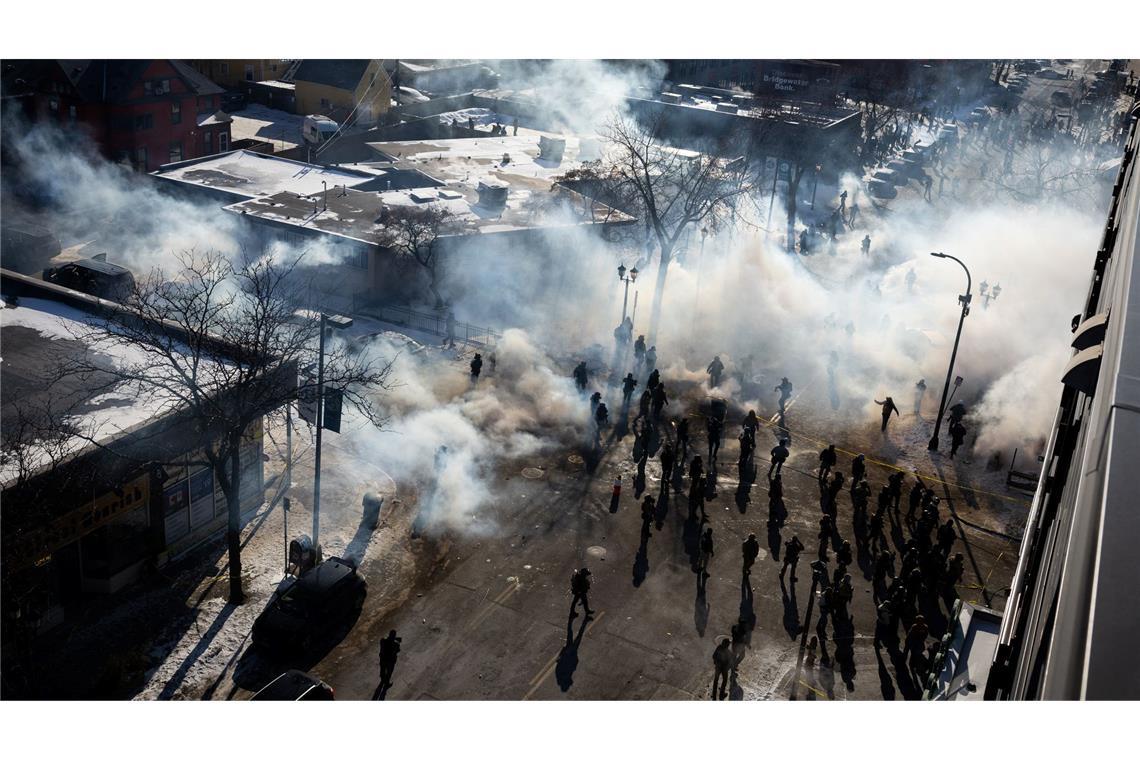 US-Bundesbeamte setzen Tränengas in Minneapolis ein.