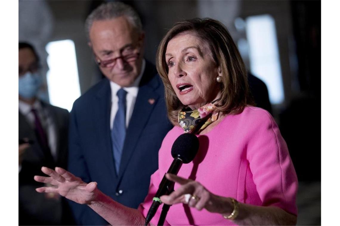 US-Demokratin Nancy Pelosi spricht über die Verhandlungen des Konjunkturpakets. Foto: Andrew Harnik/AP/dpa