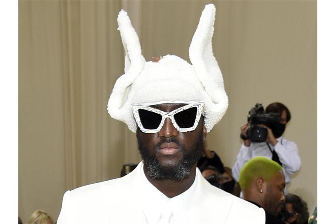 US-Designer Virgil Abloh mit extravaganter Kopfbedeckung. Foto: Evan Agostini/Invision via AP/dpa