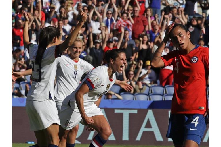 US-Doppeltorschützin Carli Lloyd (M) jubelt über das 3:0 ihrer Mannschaft. Foto: Alessandra Tarantino/AP