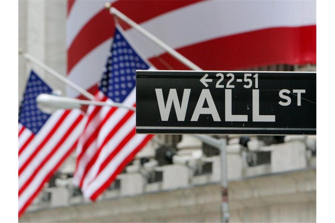 US-Fahnen an der Wallstreet, Sitz der New Yorker Börse. Foto: epa Justin Lane/EPA/dpa