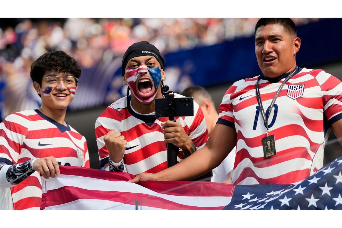 US-Fans jubeln vor dem Spiel USA gegen Paraguay bei der Fußball-WM.