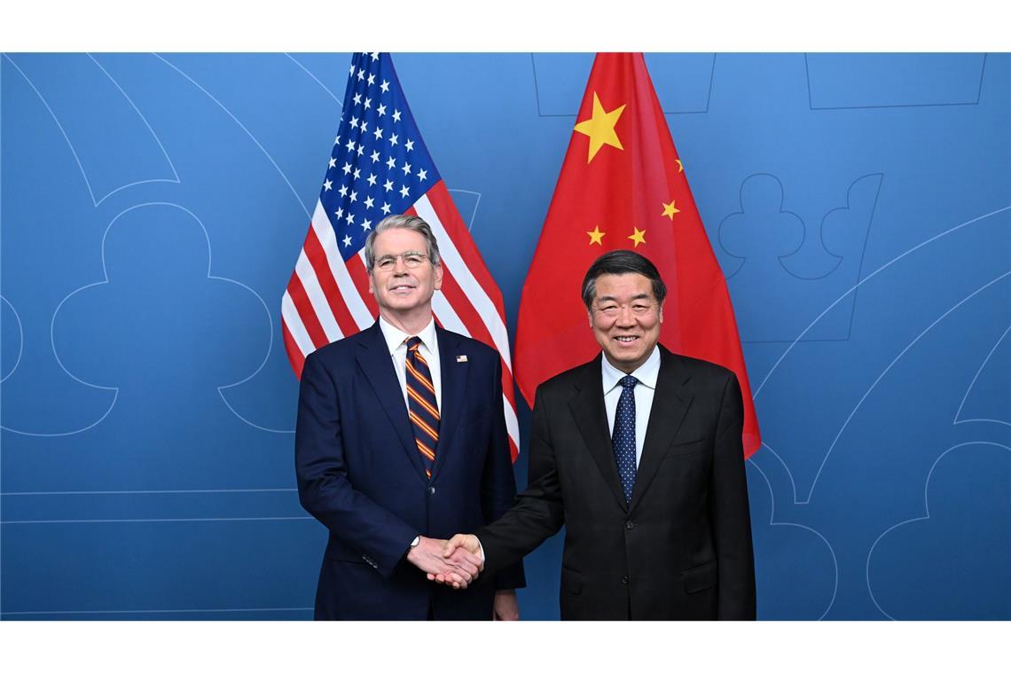 USA und China vertagen Entscheidung über Zollpause US-Finanzminister Scott Bessent (l) und Chinas Vize-Ministerpräsident He Lifeng trafen sich zu den Handelsgesprächen in Stockholm.