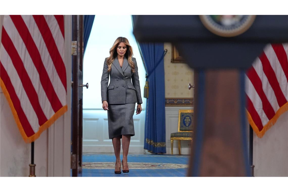 US-First Lady Melania Trump trifft im großen Foyer des Weißen Hauses in Washington ein, um mit den Medien zu sprechen.