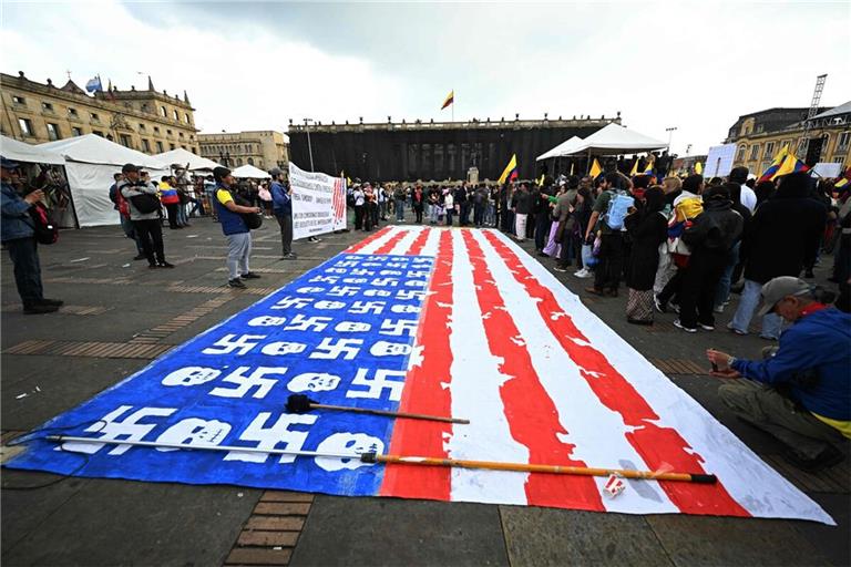 US-Flagge mit Totenköpfen und Hakenkreuzen bei einer Demonstration in der kolumbianischen Hauptstadt Bogota.