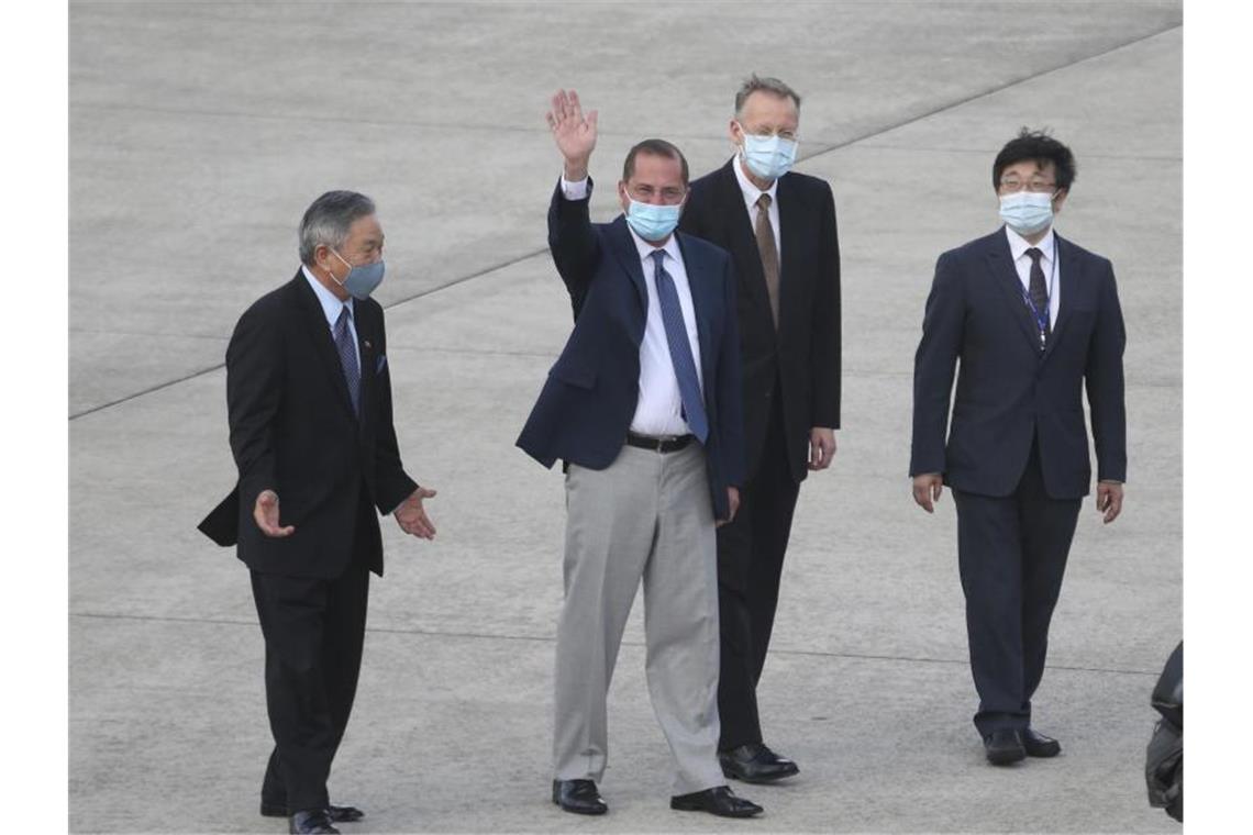 US-Gesundheitsminister Alex Azar winkt nach seiner Ankunft in Taipei Jornalisten zu. Foto: Chiang Ying-Ying/AP/dpa