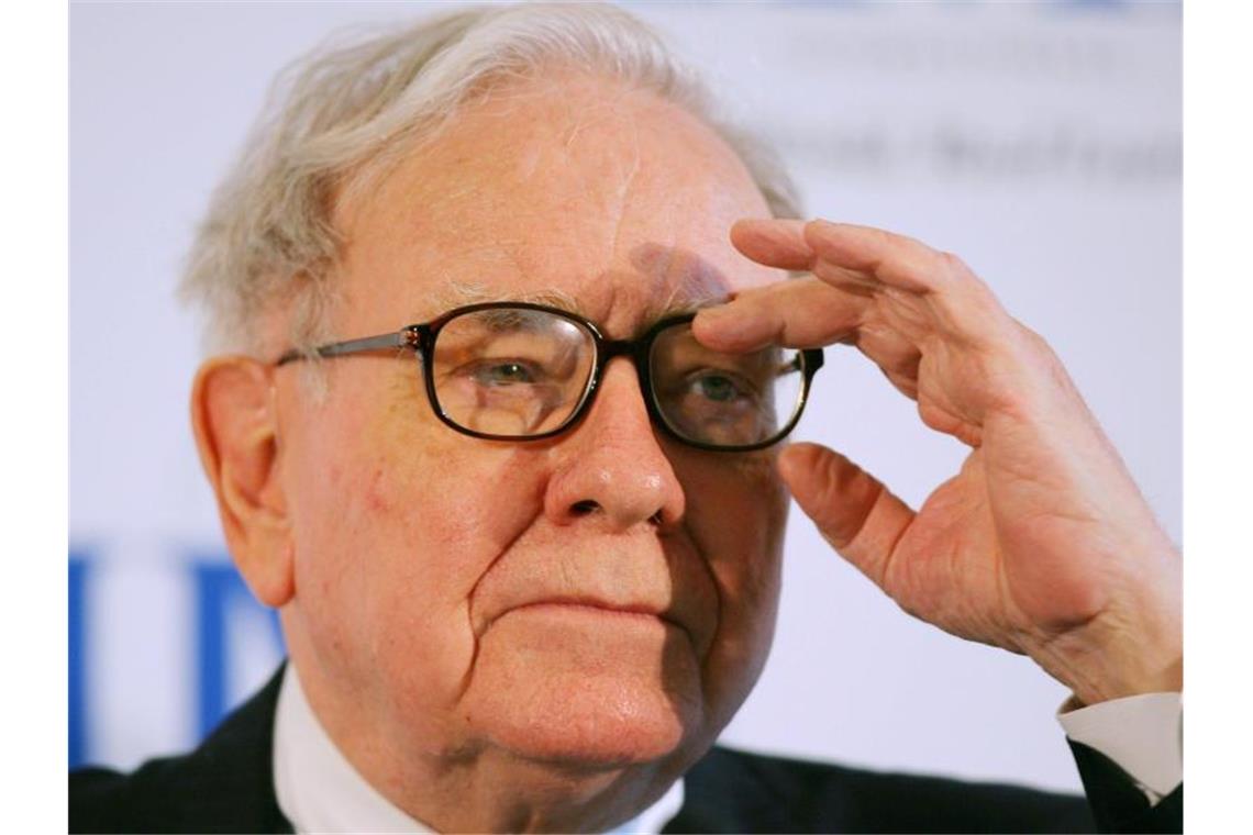 US-Investor Warren Buffet kauft mitten in der Corona-Krise kräftig ein. Foto: Arne Dedert/DPA FILE/dpa