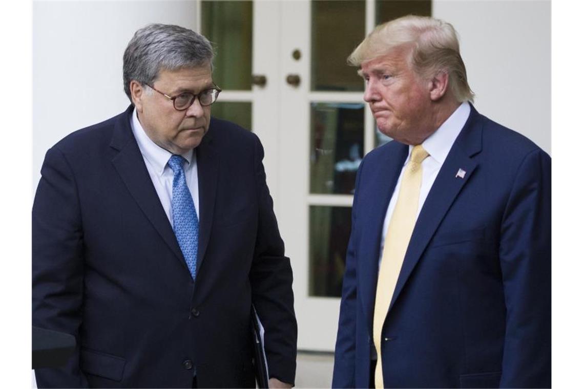 Machtkampf mit US-Regierung: Staatsanwalt tritt zurück US-Justizminister William Barr im Sommer vergangenen Jahres neben Präsident Trump. Foto: Alex Brandon/AP/dpa