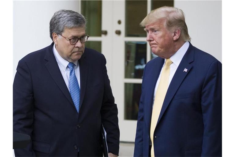 US-Justizminister William Barr im Sommer vergangenen Jahres neben Präsident Trump. Foto: Alex Brandon/AP/dpa