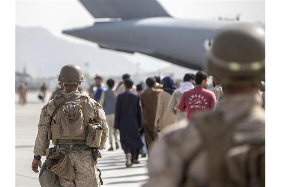 US-Marines begleiten in Kabul Familien zu einem Evakuierungsflug. Foto: Sgt. Samuel Ruiz/U.S. Marine/Planet Pix via ZUMA Press Wire/dpa