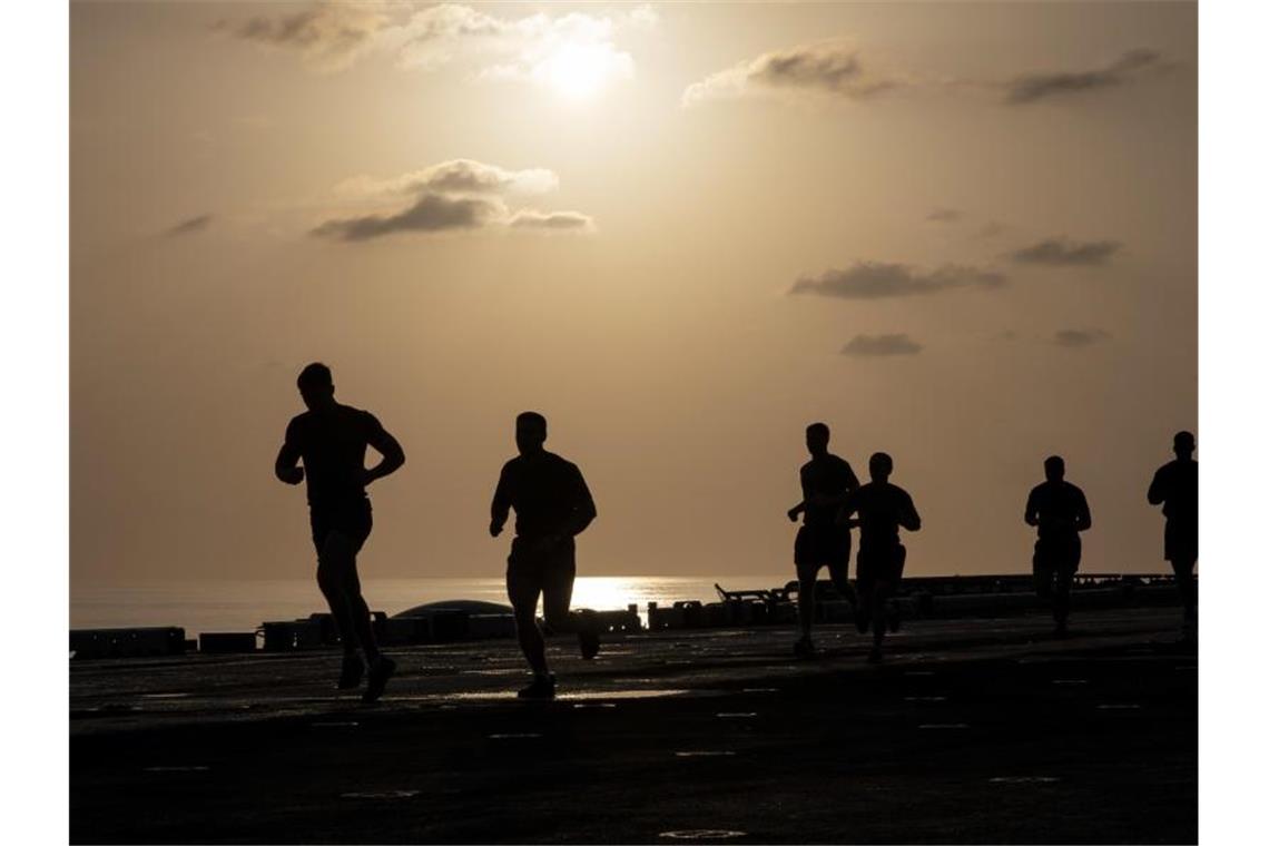 US-Marines laufen während eines Konditionstests auf dem Flugdeck der „USS Kearsarge“ (LHD-3). Foto: Sgt. Aaron Henson/US Marine Corps