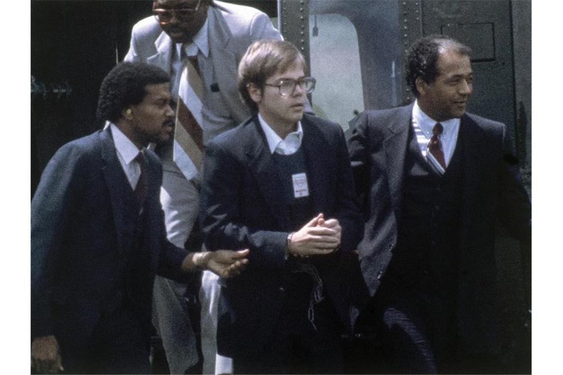 US-Marshalls eskortieren John Hinckley Jr., als er am 8. August 1981 per Hubschrauber zu einem Marinestützpunkt in Quantico zurückkehrt. (Archivbild). Foto: Barry Thumma/AP/dpa