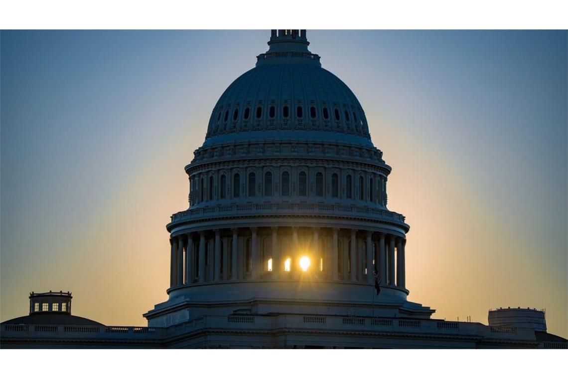 US-Midterms - Sonnenaufgang hinter dem Kapitol: Geht für die Demokraten die Sonne auf und für die Republikaner unter?