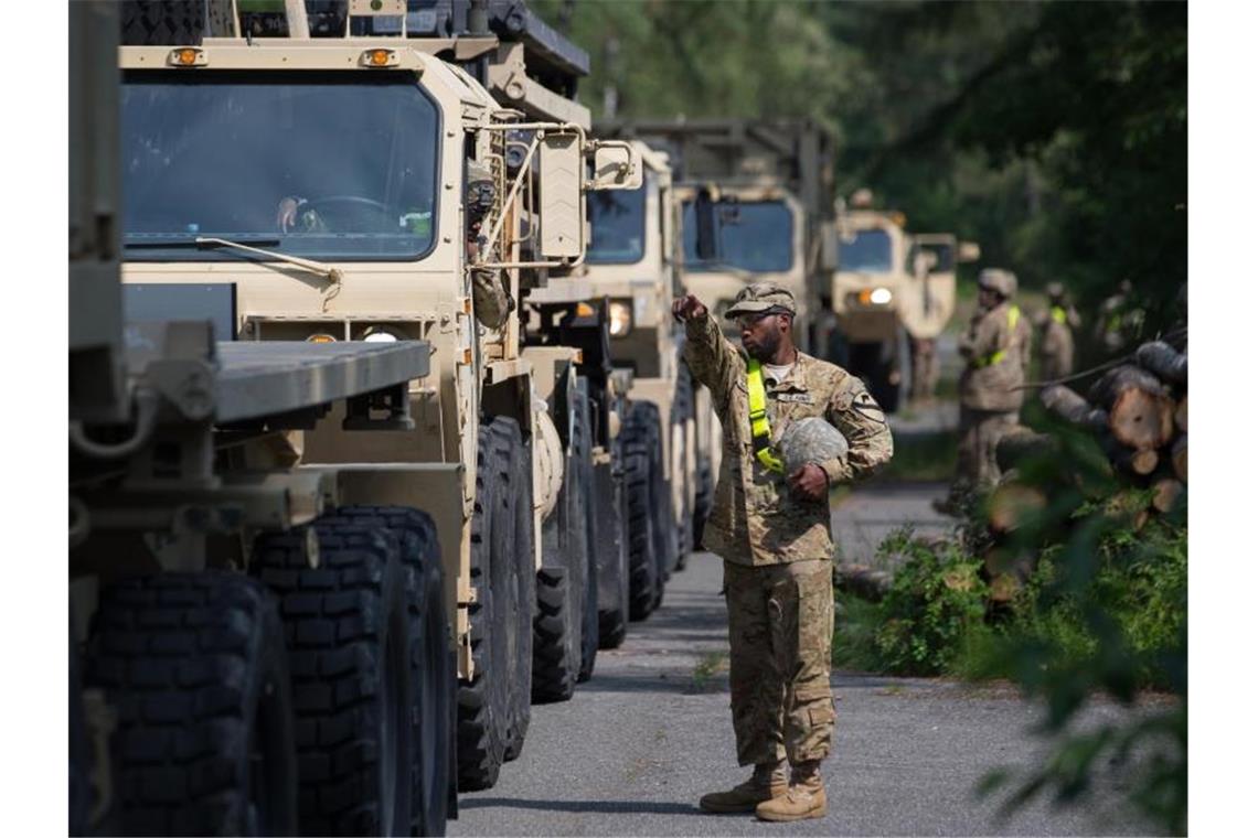 US-Militärfahrzeuge während einer Übung in Nordrhein-Westfalen im Jahr 2018. In Deutschland sind rund 34.500 US-Soldaten stationiert. Foto: Friso Gentsch/dpa