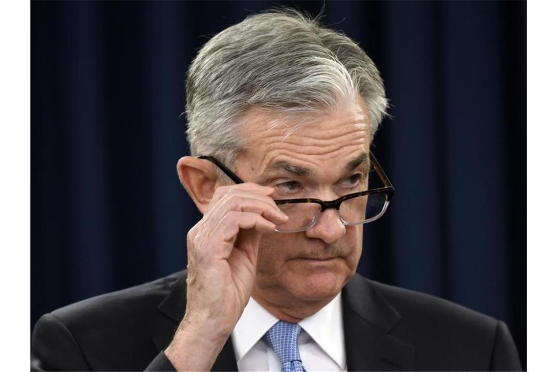 US-Notenbankchef Jerome Powell richtet während einer Pressekonferenz seine Brille. Foto: Susan Walsh/AP