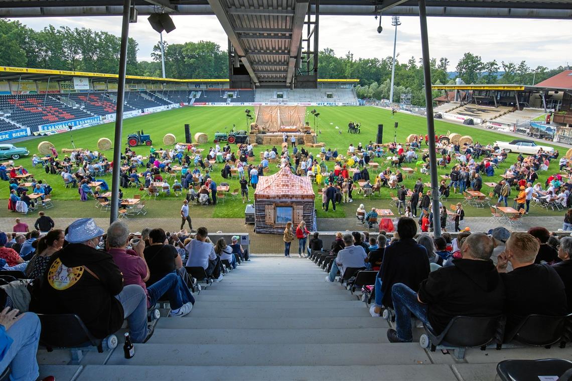 Tanzen und Feiern unter Beobachtung US-Oldtimer, Strohballen, Schlepper und die Bühne begrenzen jenen Bereich des Stadions, der als Konzertgelände genutzt wird. Die Gäste haben freie Wahl, ob sie Plätze auf der Tribüne bevorzugen oder sich lieber an Tische im Strafraum des Fußballfelde setzen. Fotos: A. Becher