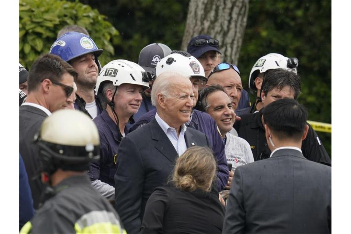 Biden: Ursache des Gebäudeeinsturzes immer noch unklar US-Präsident Biden bedankte sich bei den Such- und Rettungskräften. Foto: Gerald Herbert/AP/dpa