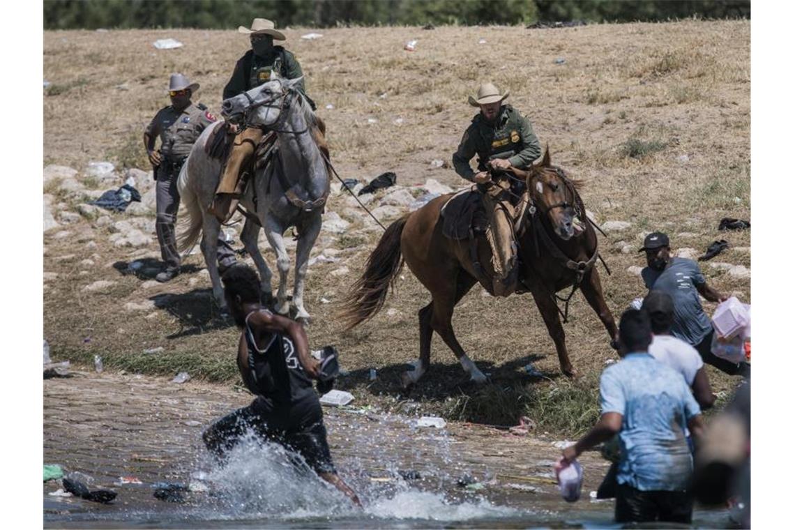 Biden empört über US-Grenzschützer - Migranten-Camp geräumt US-Präsident Biden hat empört auf den Einsatz berittener Grenzbeamter in der Grenzstadt Del Rio reagiert. Foto: Felix Marquez/AP/dpa