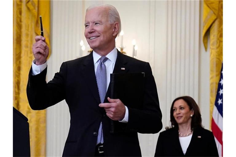 US-Präsident Biden (l) und Vizepräsidentin Harris legen ihre Steuerunterlagen offen. Foto: Evan Vucci/AP/dpa