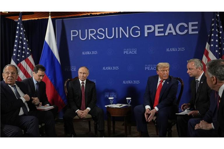 US-Präsident Donald Trump (3.v.r) trifft den russischen Präsidenten Wladimir Putin (3.v.l) auf der Joint Base Elmendorf-Richardson.