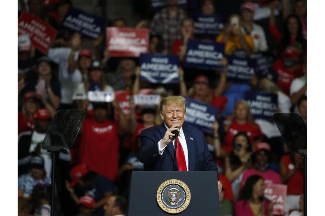 Trump erneuert Kritik an Deutschland: „Billion“-Schulden US-Präsident Donald Trump auf Wahlkampftour in Tulsa. Foto: Sue Ogrocki/AP/dpa