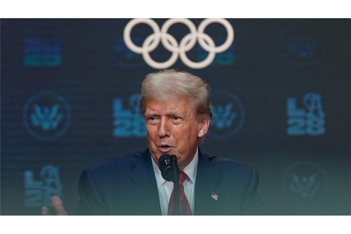 Bilder des Tages US-Präsident Donald Trump beantwortet Fragen von Reportern, nachdem er eine Anordnung über die Olympischen Spiele 2028 in Los Angeles unterzeichnet hat.