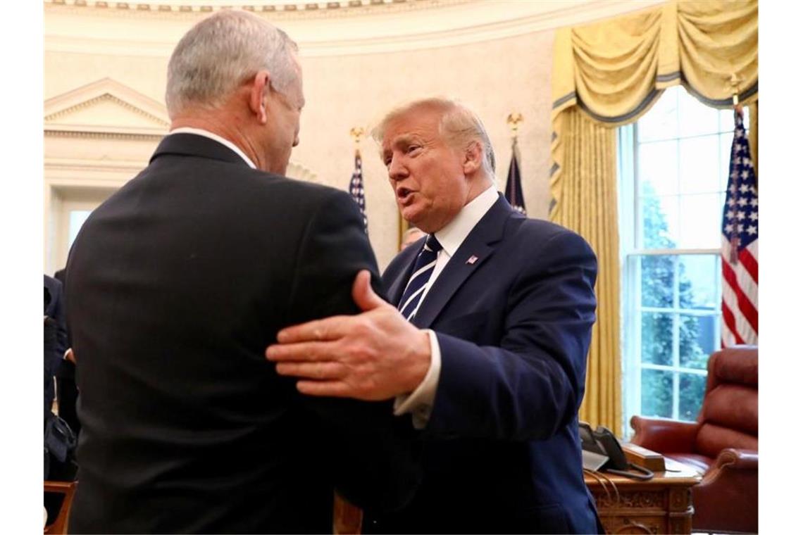 US-Präsident Donald Trump begrüßt Benny Gantz, Vorsitzender des Mitte-Bündnis Blau-Weiß, im Weißen Haus. Foto: Elad Malka/Blue&white/ZUMA Wire/dpa