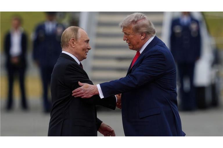 US-Präsident Donald Trump begrüßt den russischen Präsidenten Wladimir Putin auf der Joint Base Elmendorf-Richardson.