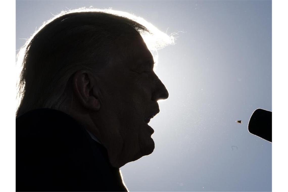 US-Präsident Donald Trump beleidigt seinen Herausforderer auf einer Wahlkampfveranstaltung. Foto: Alex Brandon/AP/dpa