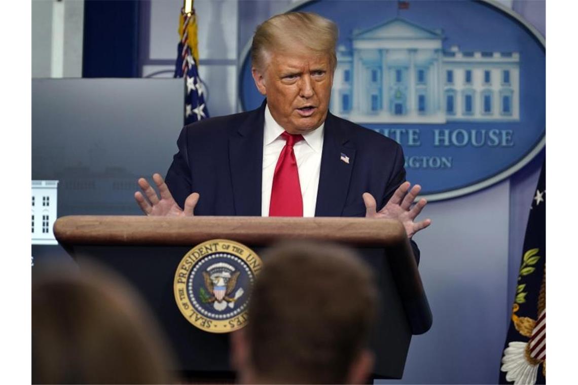US-Präsident Donald Trump beschwert sich in einer Pressekonferenz über schlechte Umfragewerte. Foto: Evan Vucci/AP/dpa