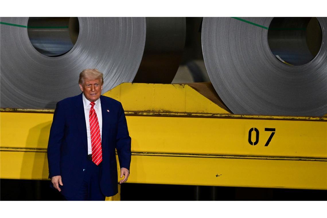 Bilder des Tages US-Präsident Donald Trump besucht das U.S. Steel-Werk Mon Valley Works-Irvin in West Mifflin, Pennsylvania. Trump will Zölle für die Einfuhr von Stahl in die Vereinigten Staaten von derzeit 25 Prozent auf 50 Prozent des Warenwerts verdoppeln.