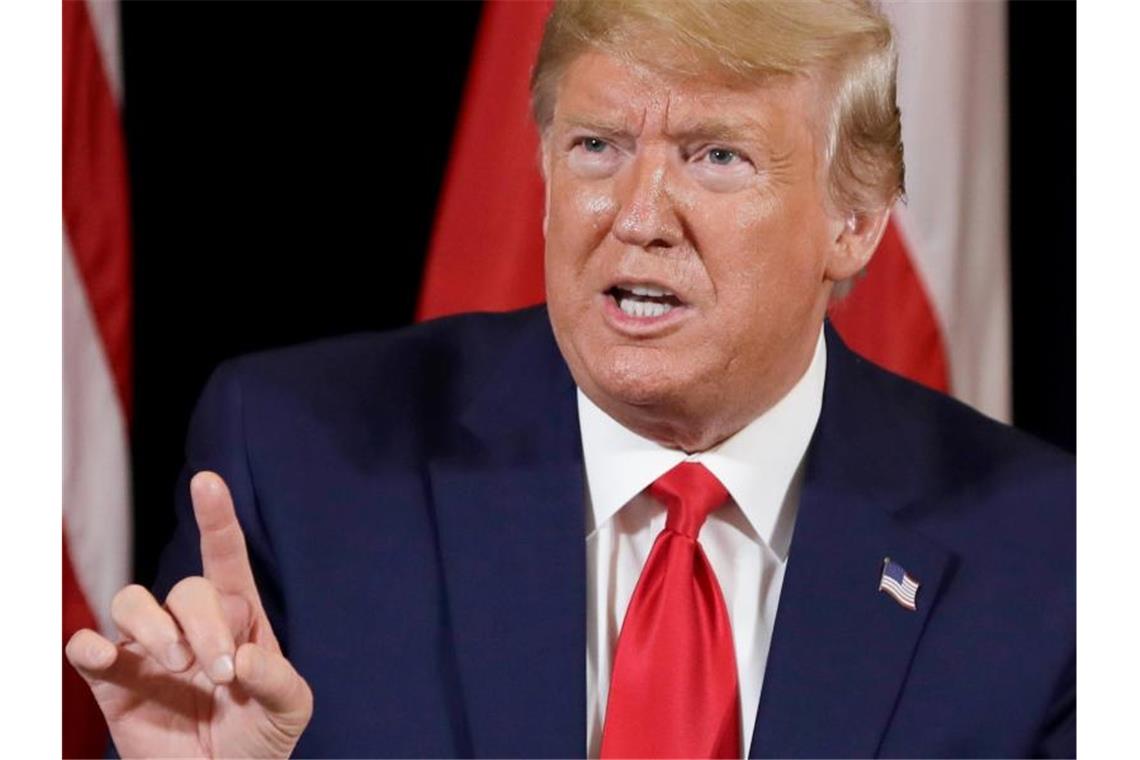 Trump will anonyme Tippgeber in Ukraine-Affäre aufspüren US-Präsident Donald Trump bezeichnete die Regierungsmitarbeiter, die dem Whistleblower offenbar Informationen zukommen ließen, als „Spione“. Foto: Evan Vucci/AP