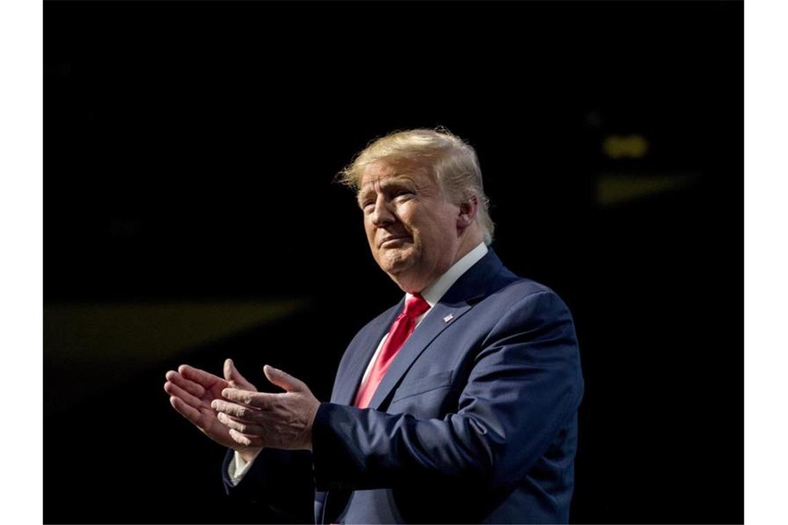 Trump zu Impeachment: US-Demokraten wollen Sozialismus US-Präsident Donald Trump: „Die Demokratische Partei versucht, unsere Verfassung zu schreddern.“. Foto: Andrew Harnik/AP/dpa