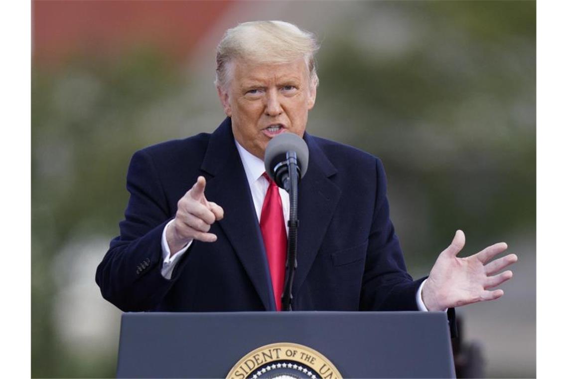 US-Wahltag naht: Trump und Biden in der Schlussoffensive US-Präsident Donald Trump geht davon aus, dass die Auszählung der Briefwahlstimmen lange dauern wird. Foto: Chris Szagola/AP/dpa