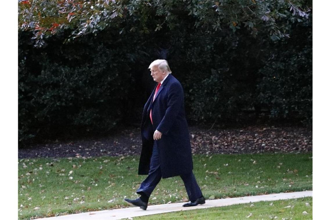 Streit über Steuerunterlagen: Trump zieht vor Supreme Court US Präsident Donald Trump geht über den Südrasen des Weißen Hauses zu seinem Hubschrauber, der Marine One. Foto: Patrick Semansky/AP/dpa