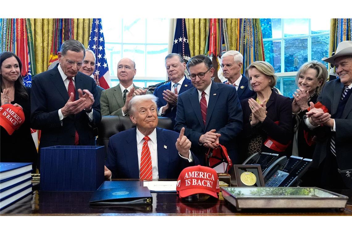US-Präsident Donald Trump gestikuliert im Oval Office des Weißen Hauses in Washington nach der Unterzeichnung eines Ausgabengesetzes.