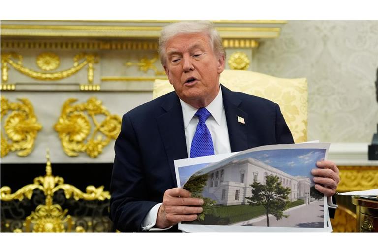 US-Präsident Donald Trump hält eine künstlerische Darstellung des neuen Ballsaals im Weißen Haus.